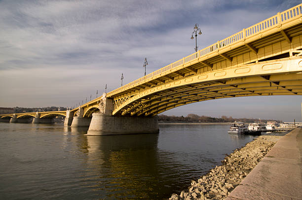 margit puente en budapest - margit bridge fotos fotografías e imágenes de stock