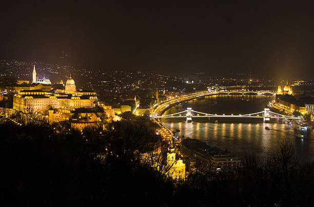 budapeste à noite - budapest parliament building chain bridge night imagens e fotografias de stock