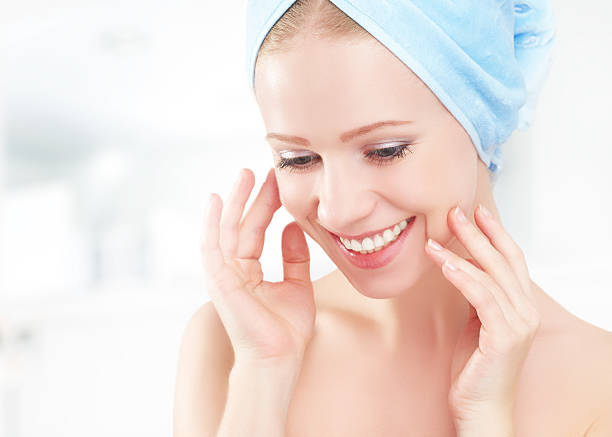 젊고 건강한 피부를 센터를 아름다운 소녀 타월, 욕실 - clear sky human skin towel spa treatment 뉴스 사진 이미지