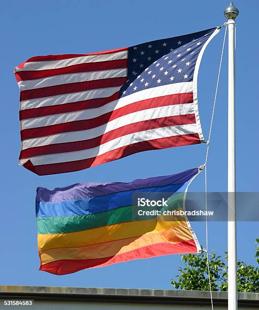 Amerikanische Und Gay Pride Flagge Stockfoto und mehr Bilder von 2015 - 2015, Außenaufnahme von Gebäuden, Biegung