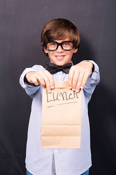 vuelta a la escuela - packed lunch lunch paper bag blackboard fotografías e imágenes de stock