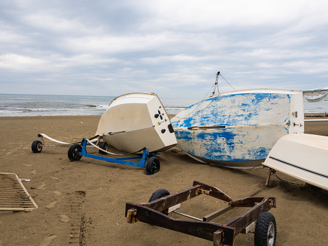 The boat overturned on the beach for wind storm