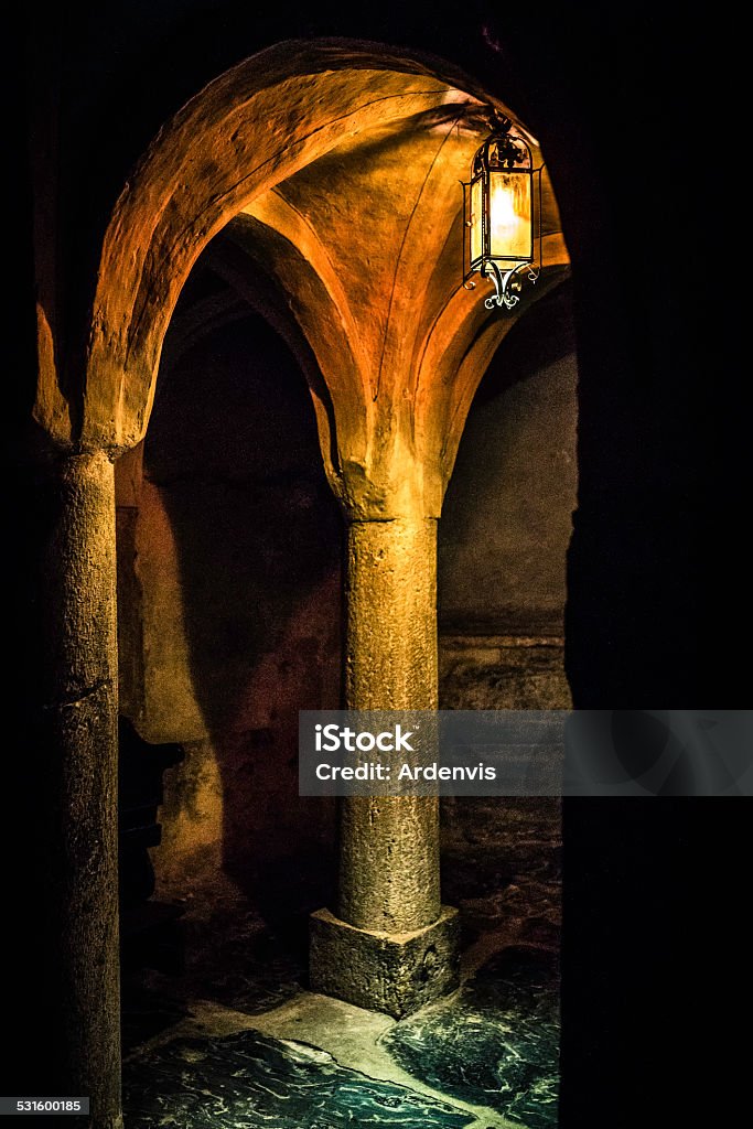 Antica Cripta illuminata da lanterne - Foto stock royalty-free di Catacomba