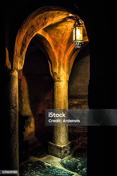 Antica Cripta Illuminata Da Lanterne - Fotografie stock e altre immagini di Catacomba - Catacomba, 2015, Abbazia