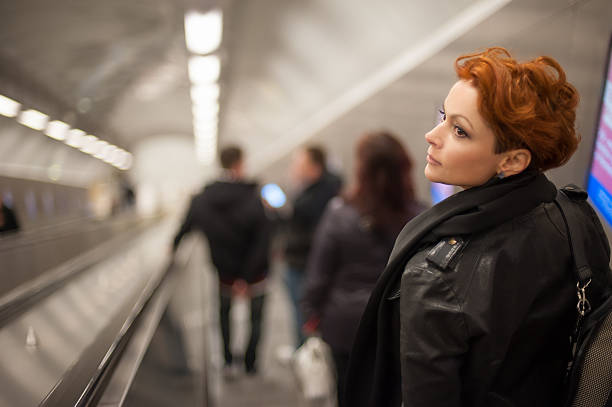 mulher na escada rolante no metrô tounel - personal perspective vanishing point diminishing perspective staircase imagens e fotografias de stock