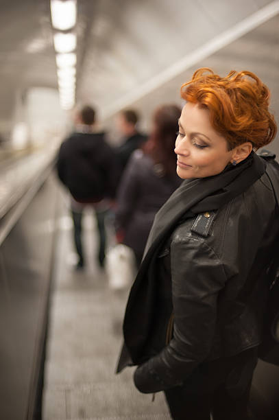 mulher na escada rolante no metrô tounel - personal perspective vanishing point diminishing perspective staircase imagens e fotografias de stock