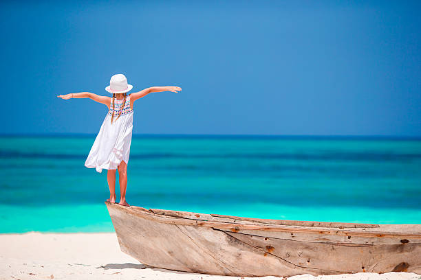 очаровательная маленькая девочка на пляже в летние каникулы - beach sand стоковые фото и изображения