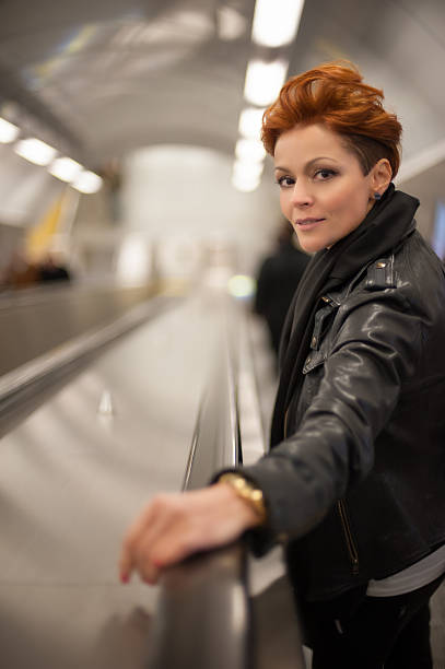 mulher na escada rolante no metrô tounel - personal perspective vanishing point diminishing perspective staircase imagens e fotografias de stock