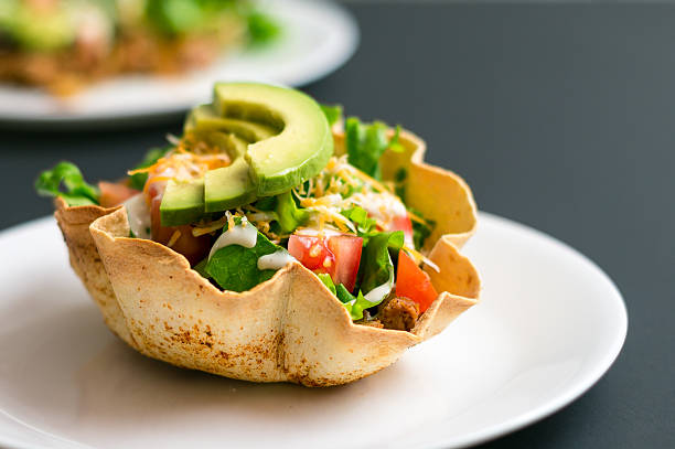 insalata con tacos shell - food and drink cheese grated bowl foto e immagini stock