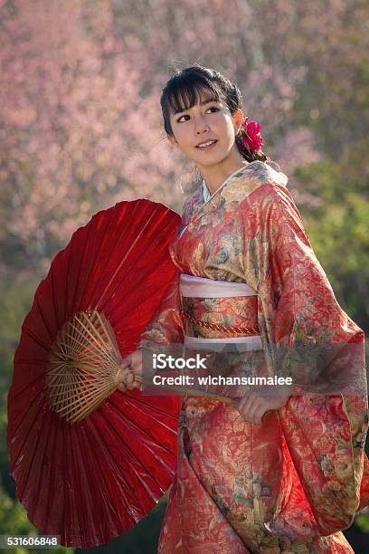 Chica En Vestido De Kimono Japonés Tradicional Foto de stock y más banco de  imágenes de A la moda - A la moda, Adolescente, Adulto - iStock