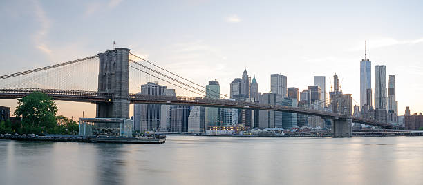 panoramę nowy jork i brooklyn most o zachodzie słońca - new york stock exchange long exposure manhattan new york city zdjęcia i obrazy z banku zdjęć