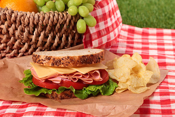 夏のピクニックバスケットのハムとチ��ーズのサンドイッチ - sandwich food meat ham ストックフォトと画像
