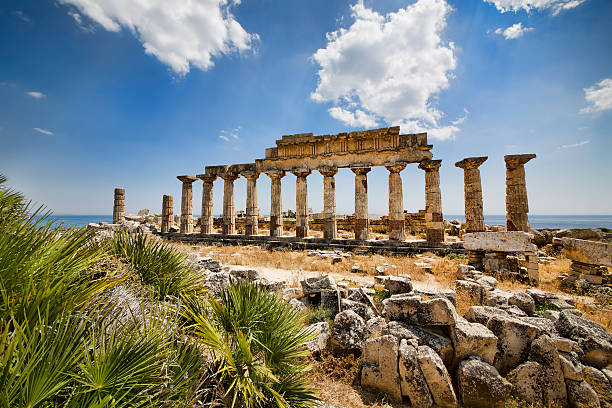 tempio - column italy italian culture greece foto e immagini stock