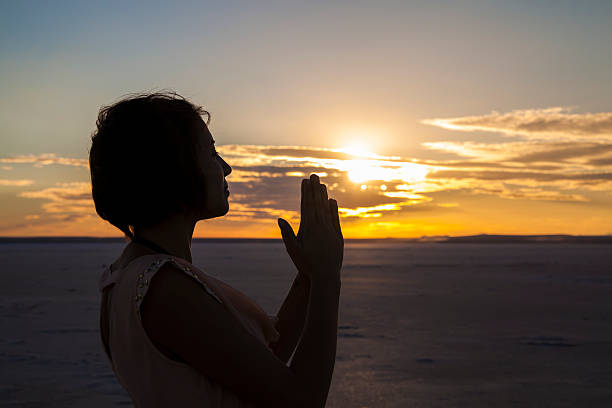 молиться молодая женщина - heaven women sunrise inspiration стоковые фото и изображения