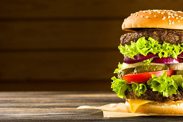 hamburguesas caseras en la mesa de madera - hamburger burger symmetry cheeseburger fotografías e imágenes de stock