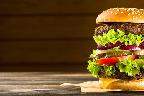 ホームメードのハンバーガー、木製のテーブル - symmetry burger hamburger cheese ストックフォトと画像