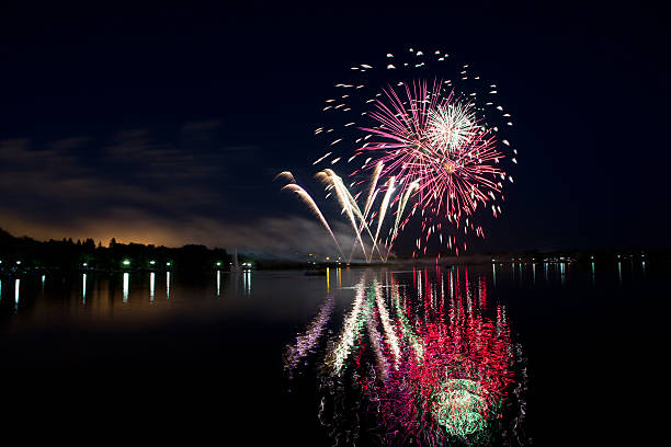 feuerwerk am canada day der wascana lake in regina - wascana lake stock-fotos und bilder