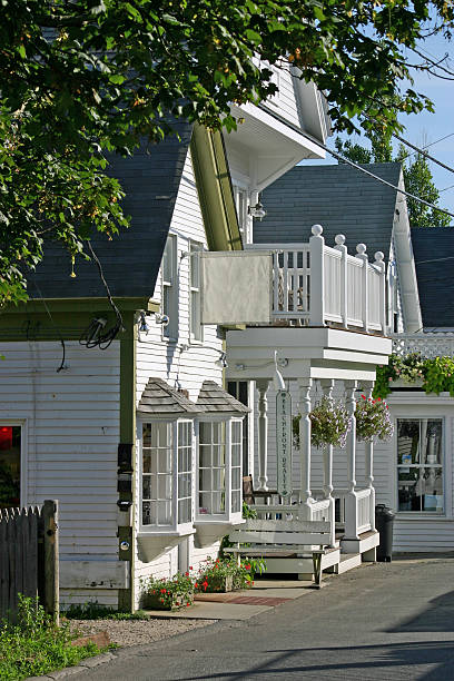 tienda de nueva inglaterra - house residential structure colonial style landscape fotografías e imágenes de stock