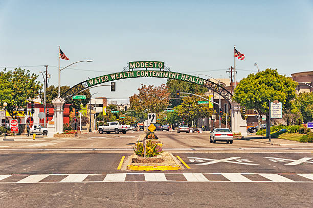 arco de modesto recibe a los visitantes a la ciudad - stanislaus county fotografías e imágenes de stock