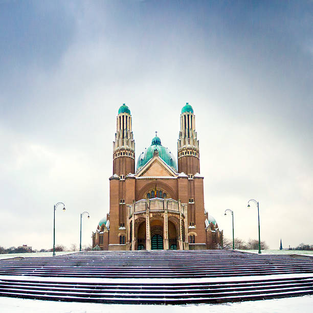 koekelberg basílica de bruxelas - brussels basilica imagens e fotografias de stock