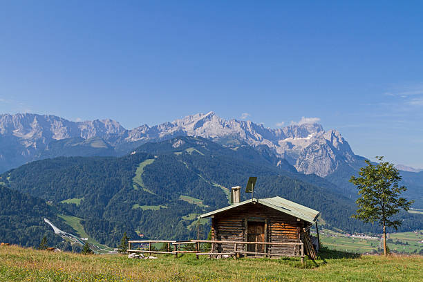 vista del catena montuosa del wetterstein - wetterstein mountains summer hut european alps foto e immagini stock