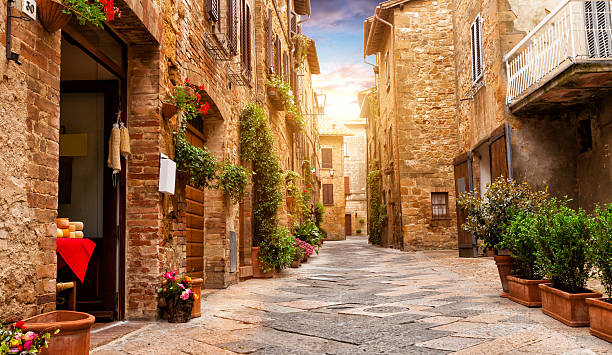 bunte straße in pienza, toskana, italien - tuscany stock-fotos und bilder