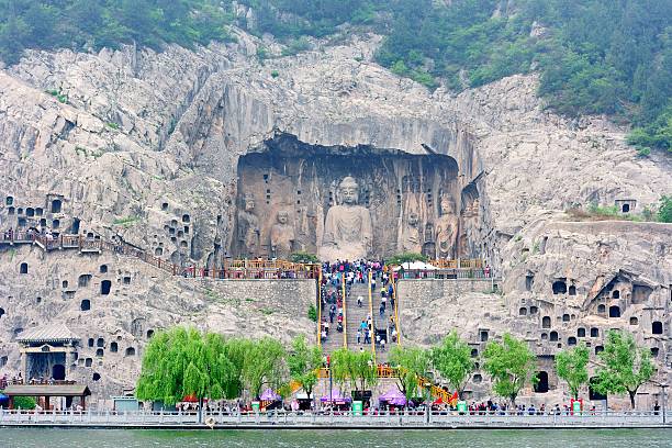 гроты лунмэнь в китае's лоян-средний снимок 01 - luoyang стоковые фото и изображения