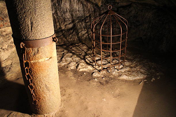 пыток подземелье - ancient past arch natural arch стоковые фото и изображения
