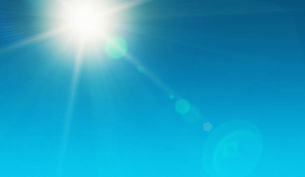ソーラーエネルギー。真っ赤な太陽 真昼 で澄んだ空 - clear day ストックフォトと画像