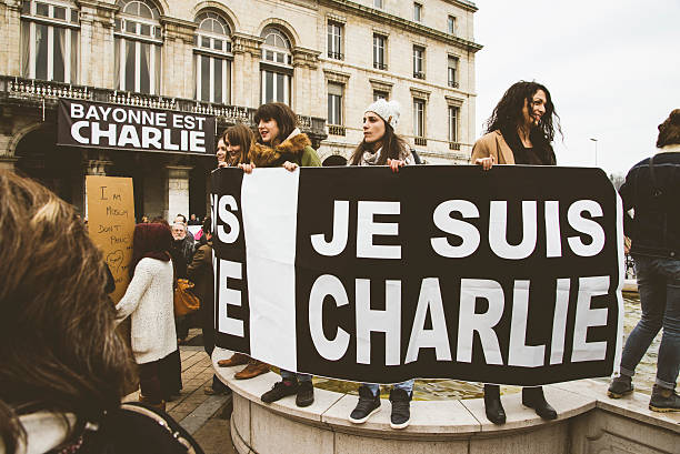 je suis charlie, protestas en francia. - muslim terrorist fotografías e imágenes de stock