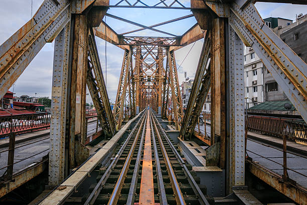 Long Well Bridge Long Bien Bridge is the first steel bridge across the Red River connecting two districts of Hoan Kiem with Long Bien district of Hanoi, built by the French (1898-1902), named for Doumer, under the name of the Governor General of Indochina Paul Doumer. Folk also known as The River bridge or bridges Bodhi (as it was crossing station Bo Gia Lam district). Currently on the bridge still metal plate engraved 1899 -1902 - Dayde & Pille - Paris ironbridge shropshire stock pictures, royalty-free photos & images