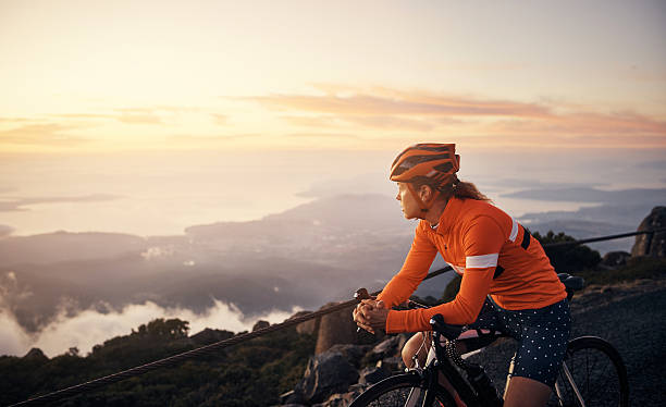 für einen landschaftlich reizvollen zyklus - bicycle sport cyclist mountain stock-fotos und bilder