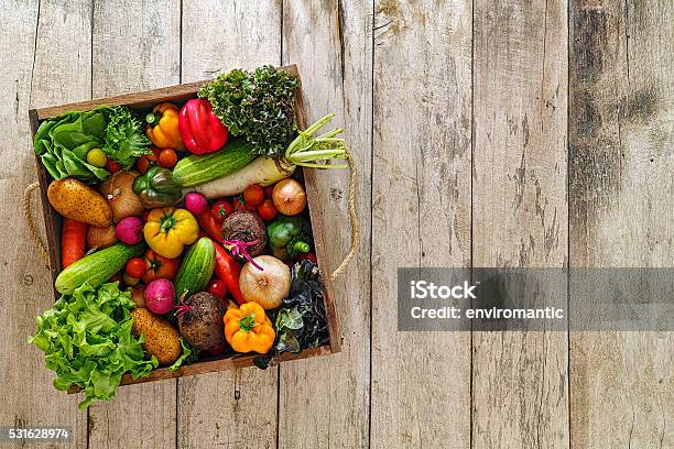 Alte Holz Kiste Voller Frische Marktsalat Gemüse Stockfoto und mehr Bilder von Gemüse - Gemüse, Holzkiste, Holz