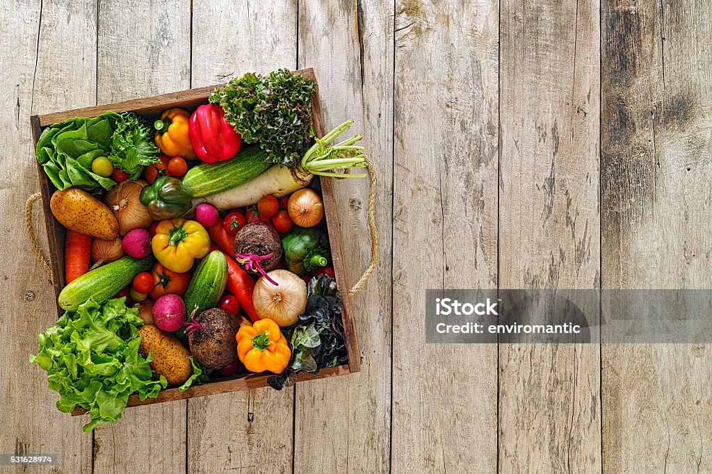 De madera antigua jaula completos con ensalada de vegetales frescos del mercado. - Foto de stock de Vegetal libre de derechos