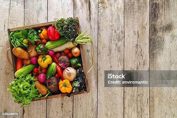 De Madera Antigua Jaula Completos Con Ensalada De Vegetales Frescos Del Mercado Foto de stock y más banco de imágenes de Vegetal