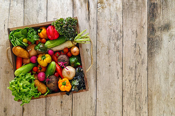 antigo caixa de madeira repleto com salada de legumes frescos do mercado. - beet vegetable box crate imagens e fotografias de stock