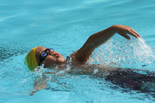 젊은 swimmer - 평영 뉴스 사진 이미지