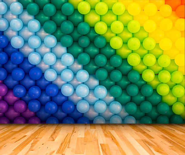fundo de balões coloridos com piso de madeira, modelo para apresentação do produto - model home house balloon sign imagens e fotografias de stock