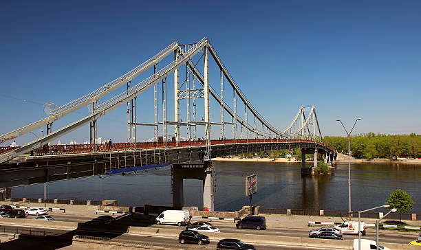 мост вид на парк и реку днепр. - europe sunlight river sun стоковые фото и изображения