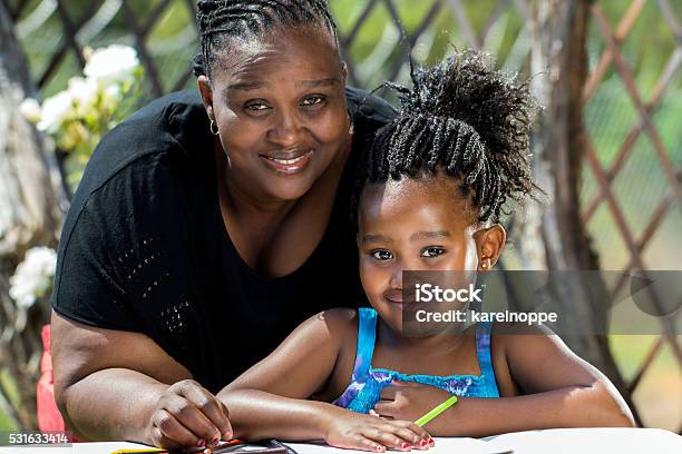 Retrato De Africana Madre E Hija Pequeña En El Jardín Foto de stock y más banco de imágenes de Maestro