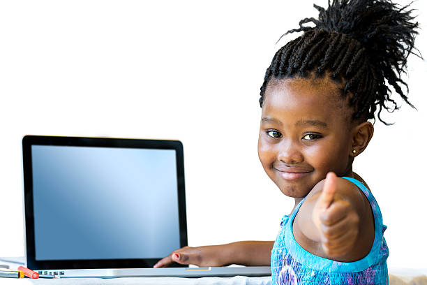 pequena menina africano fazendo polegares para cima na secretária. - child computer laptop little girls imagens e fotografias de stock