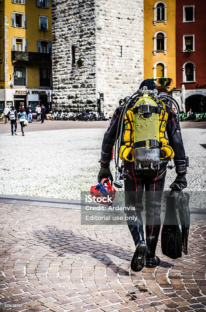 wet sommozzatore a piedi nel porto di Riva del Garda - Foto stock royalty-free di Camminare