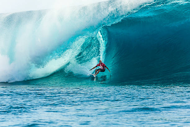 surfista kelly slater surf 2014 billabong pro tahiti - big wave surfing foto e immagini stock