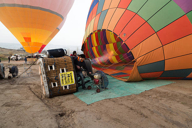 膨らませるのバルーンを観光なさったり、 - inflating balloon women growth ストックフォトと画像