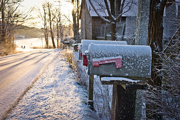 rural road en hiver avec accès aux boîtes aux lettres, en nouvelle-écosse. - mahone bay photos et images de collection