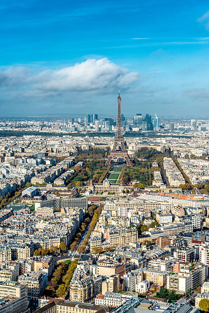 eiffelturm, paris-frankreich - paris france roof apartment aerial view stock-fotos und bilder