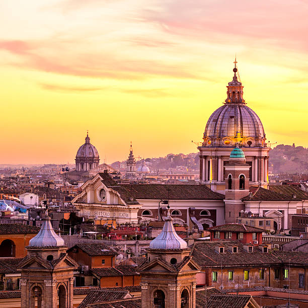 Vista de los edificios de la ciudad de Roma, Italia cupolas iglesia - foto de stock