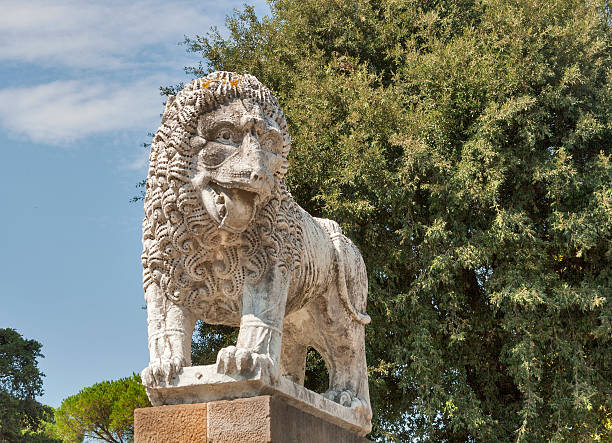 istock Ancient lion statue in Lucca, Italy 531656681