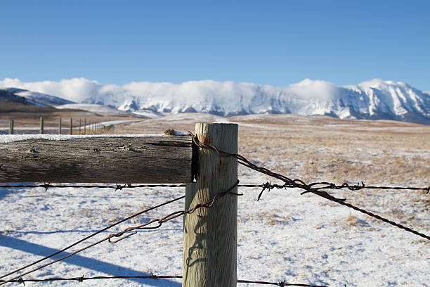 Muro Post com montanhas em Backgroup - foto de acervo