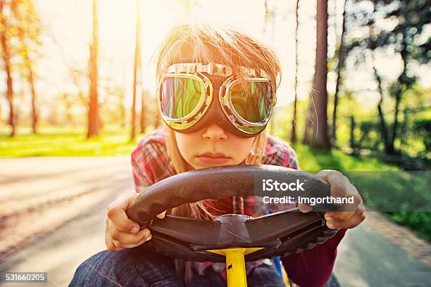 Kleines Mädchen Racing Stockfoto und mehr Bilder von Kind - Kind, Bizarr, Auto